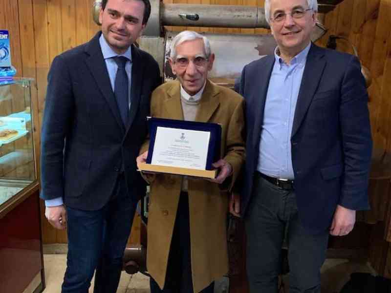 Immagine articolo: Calatafimi Segesta. Consegnata targa a Francesco Cottone per la sua quarantennale attività nel comune