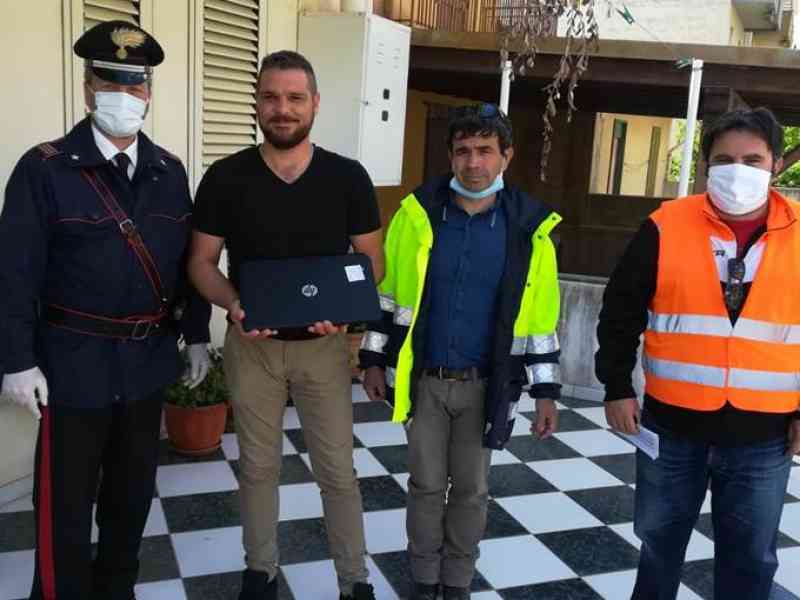 Immagine articolo: Salaparuta, Carabinieri consegnano pc agli studenti per la didattica a distanza