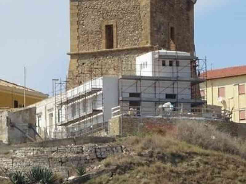 Immagine articolo: Vittorio Sgarbi si scaglia contro l'edificio accanto la Torre e attacca: “Con quali argomenti è stato concesso il nulla osta?”