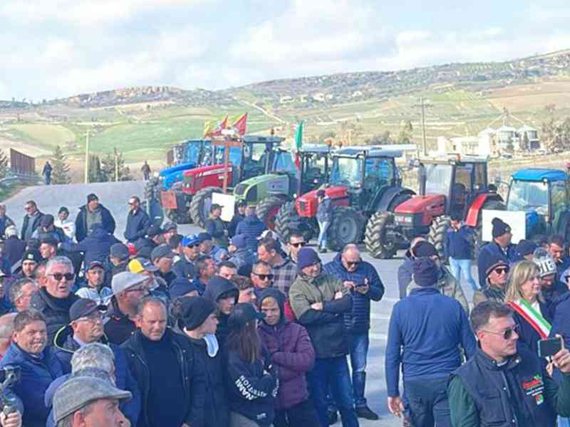Immagine articolo: Presidio agricoltori alla Gulfa. Alle 15:30 seduta urgente del consiglio comunale di Santa Margherita