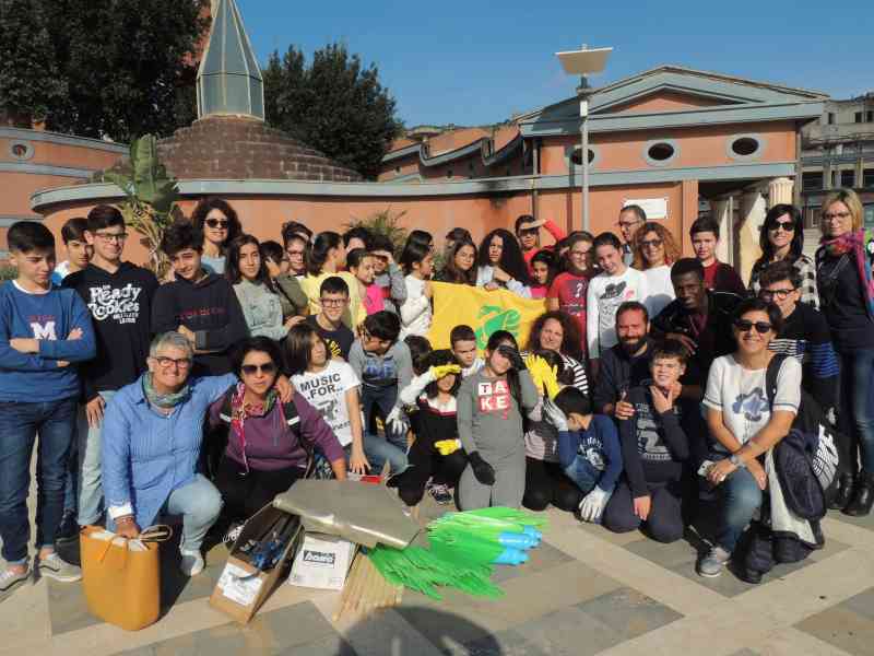 Immagine articolo: Poggioreale: scope, palettine, pinze, guanti, sacchi e tanto amore per l'ambiente. Alunni di scuola media ed elementare insieme per ripulire una piazza