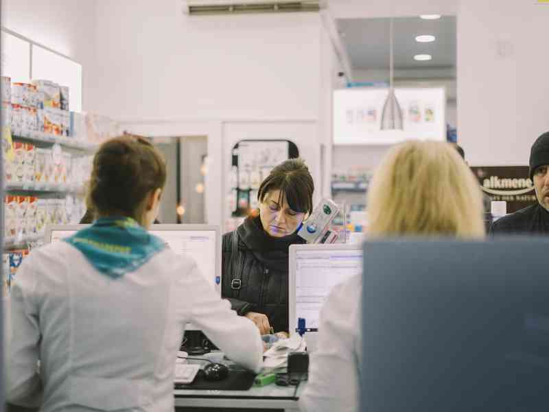 Immagine articolo: Antibiotici per cistite e tonsillite: in Francia possono prescriverli i farmacisti