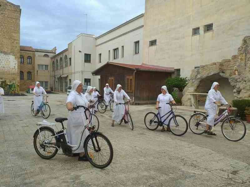 Immagine articolo: Suore morinelliane percorrono 150 Km in bici per ricordare Don Morinello