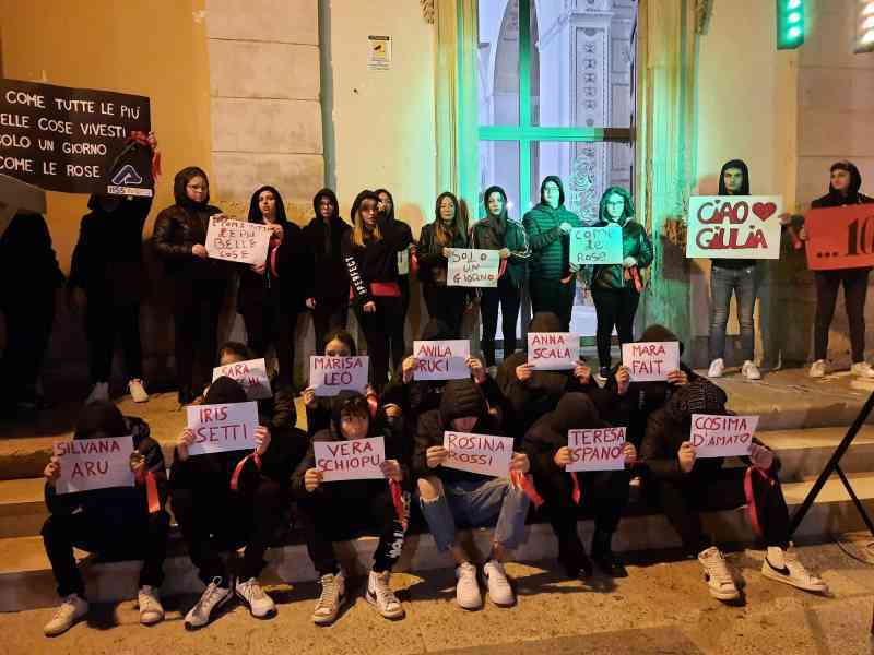 Immagine articolo: Menfi. Illuminati gli alberi di Natale in centro. Commozione durante la performance dei ragazzi del “Don Michele Arena“