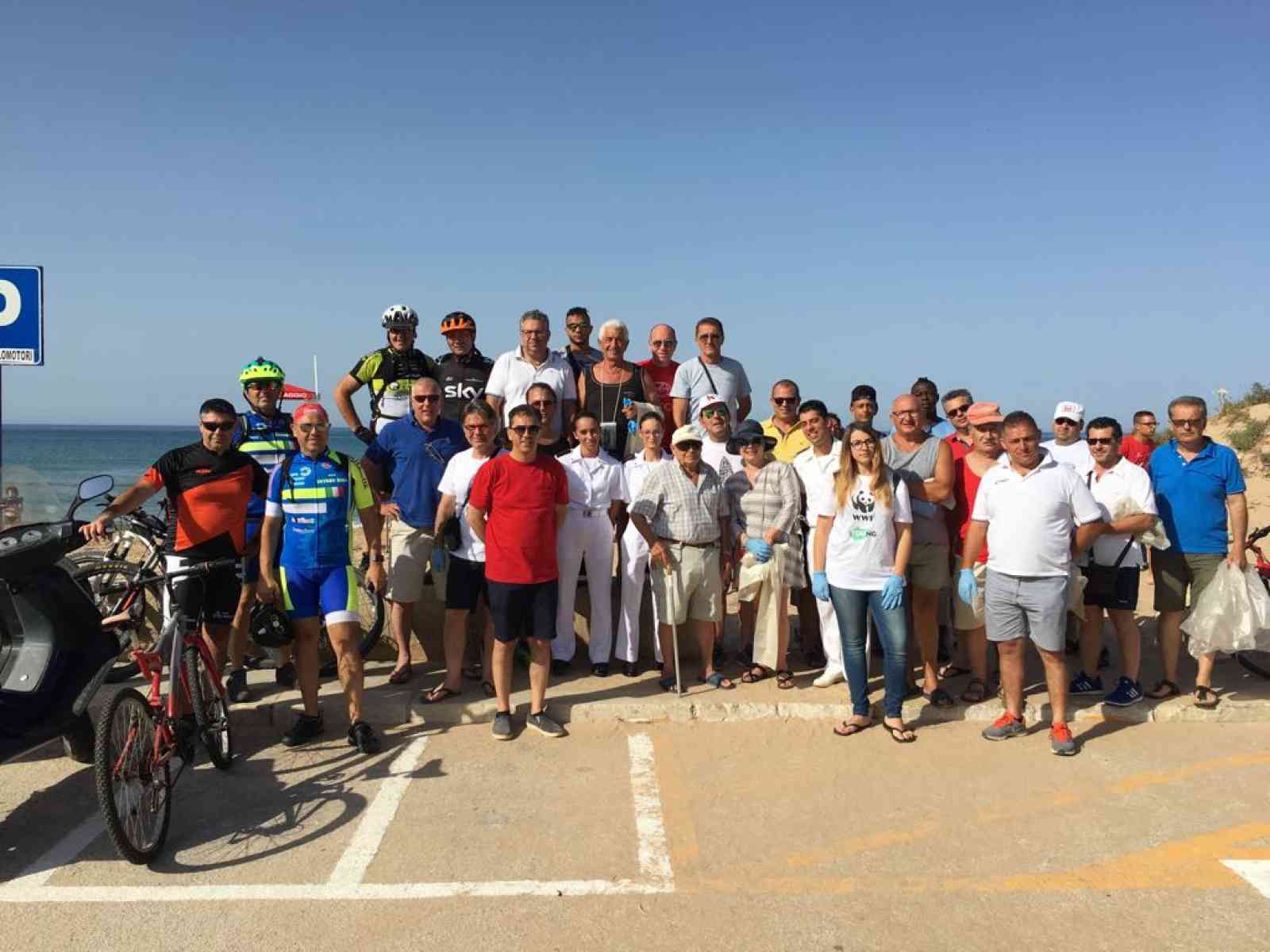 Immagine articolo: Menfi, successo per la seconda Giornata ecologica a Lido Fiori. Oltre trenta sacchi di plastica e vetro rimossi da Comune e tanti volontari