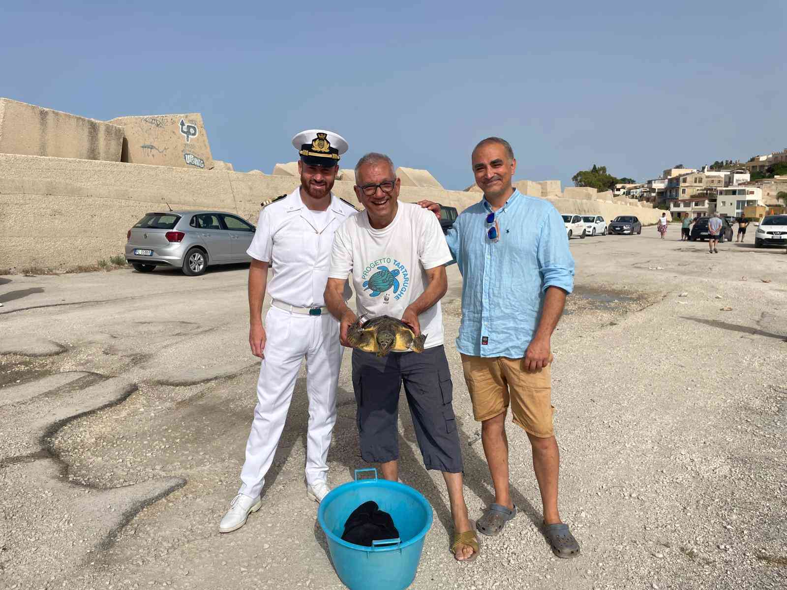 Il Comandante della Guardia Costiera di Sciacca, T. V. Biagio Cianciolo; il presidente d'Area Mediterranea WWF, Giuseppe Mazzotta; e il volontario Mirco Martinelli insieme alla tartaruga Giovanna