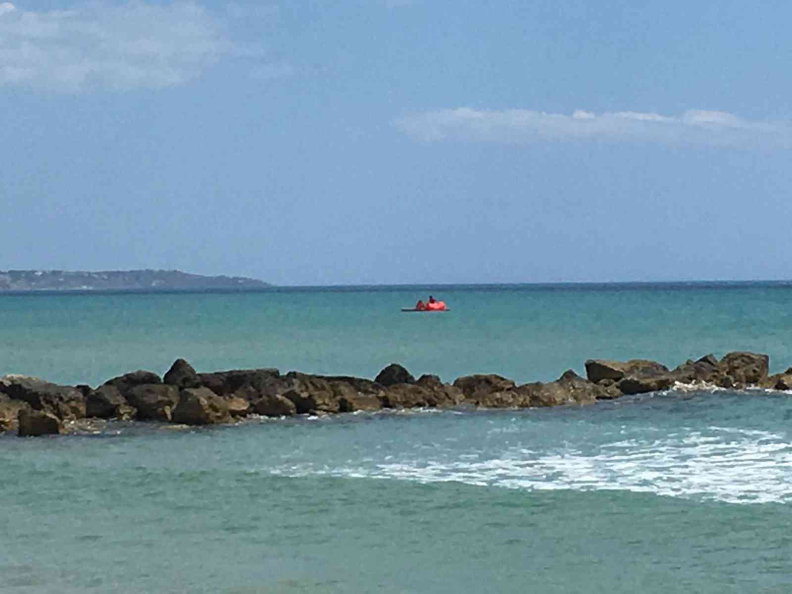 Immagine articolo: Porto Palo, giovani bagnini sfidano il vento forte e salvano una piccola turista finita al largo