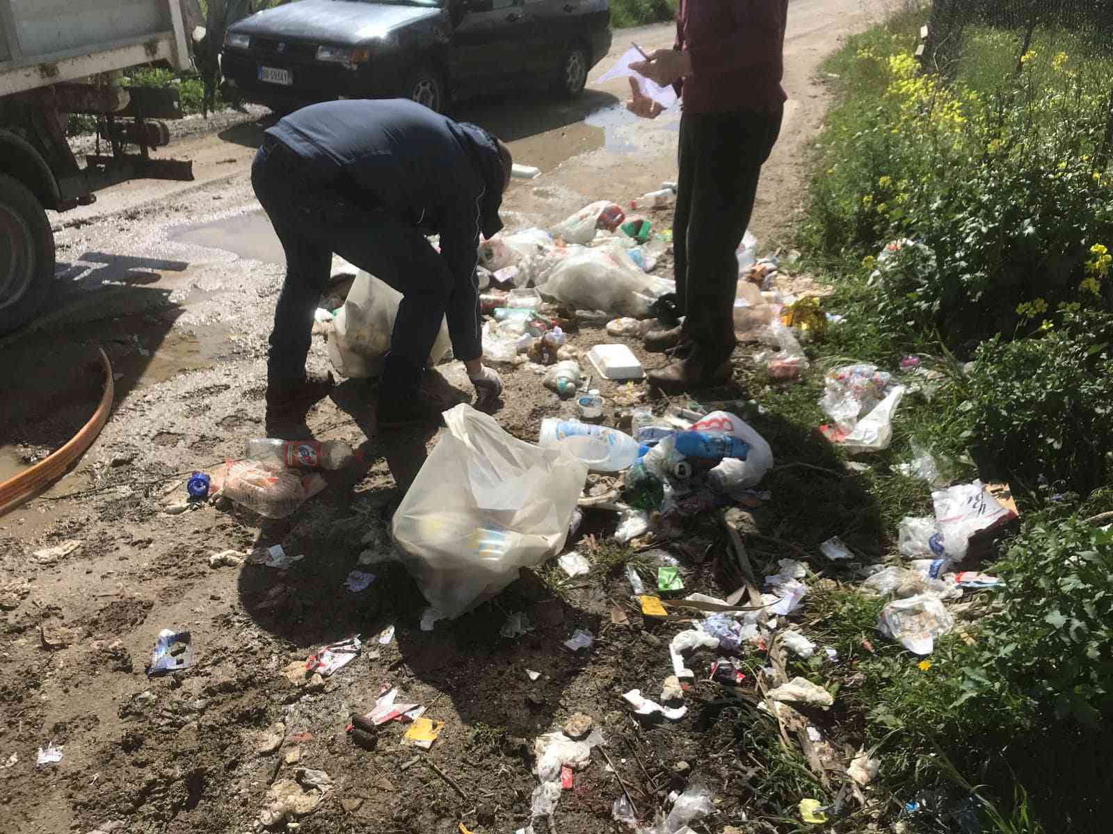 Immagine articolo: Menfi. Abbandona i propri rifiuti a Lido Fiori ma viene individuato. Segnalato alla Polizia Locale