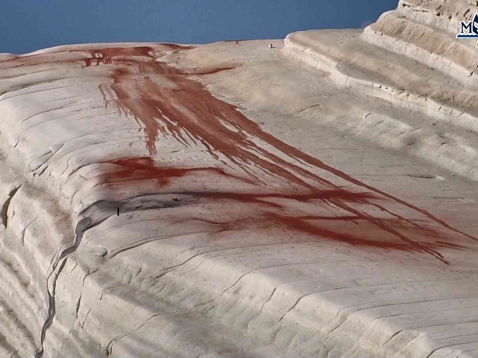 Immagine articolo: Imbrattata la marna della Scala dei Turchi. Usata polvere colorante