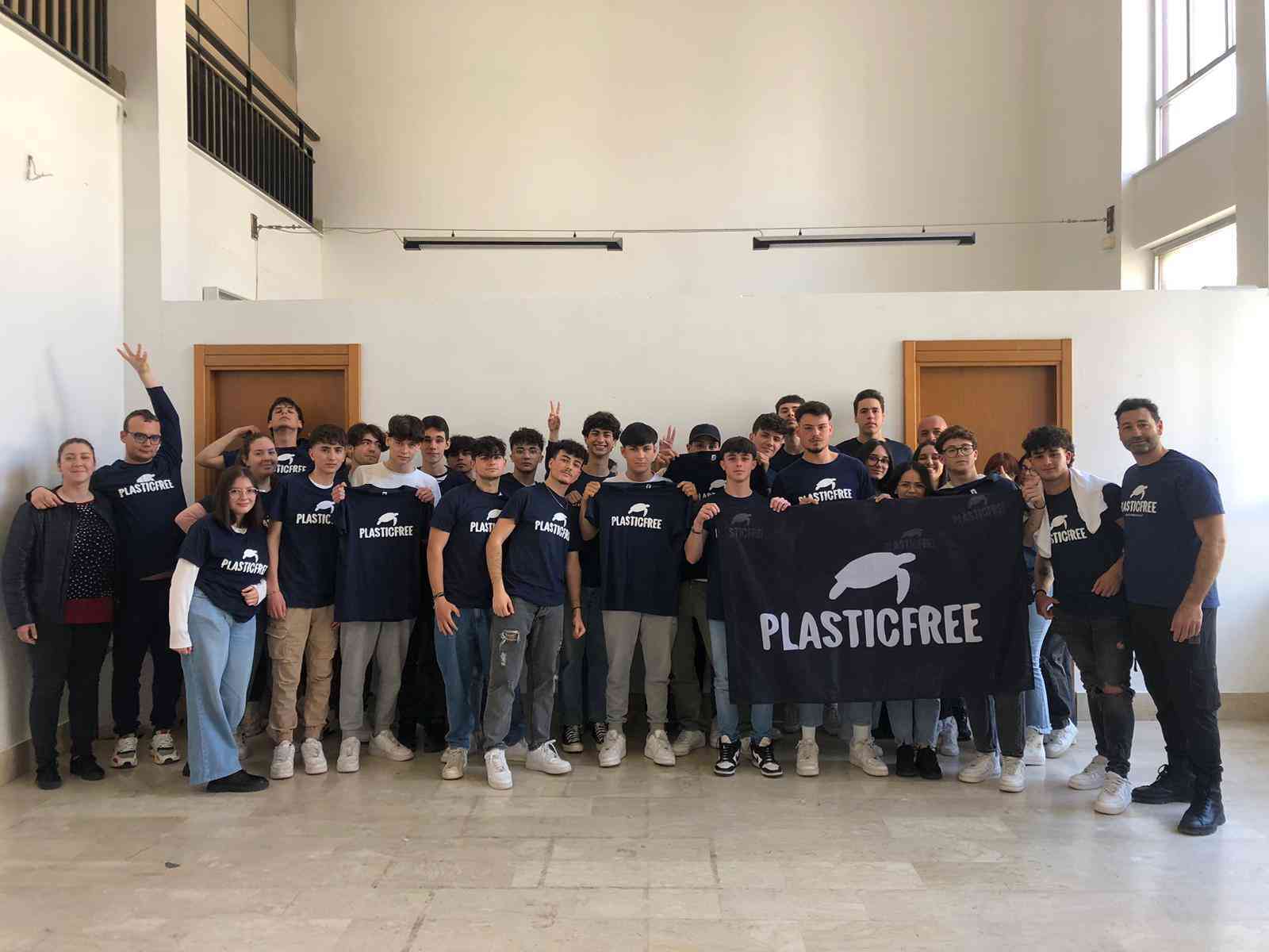 Immagine articolo: Oltre 800 kg di plastica raccolta dalla spiaggia di Porto Palo. Volontari e studenti in azione