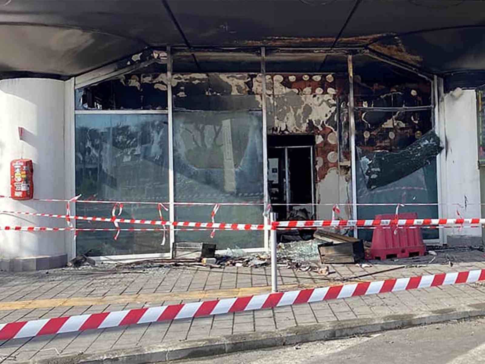 Immagine articolo: Incendio all'aeroporto di Catania. Fino al 19 voli dirottati a Palermo e Trapani