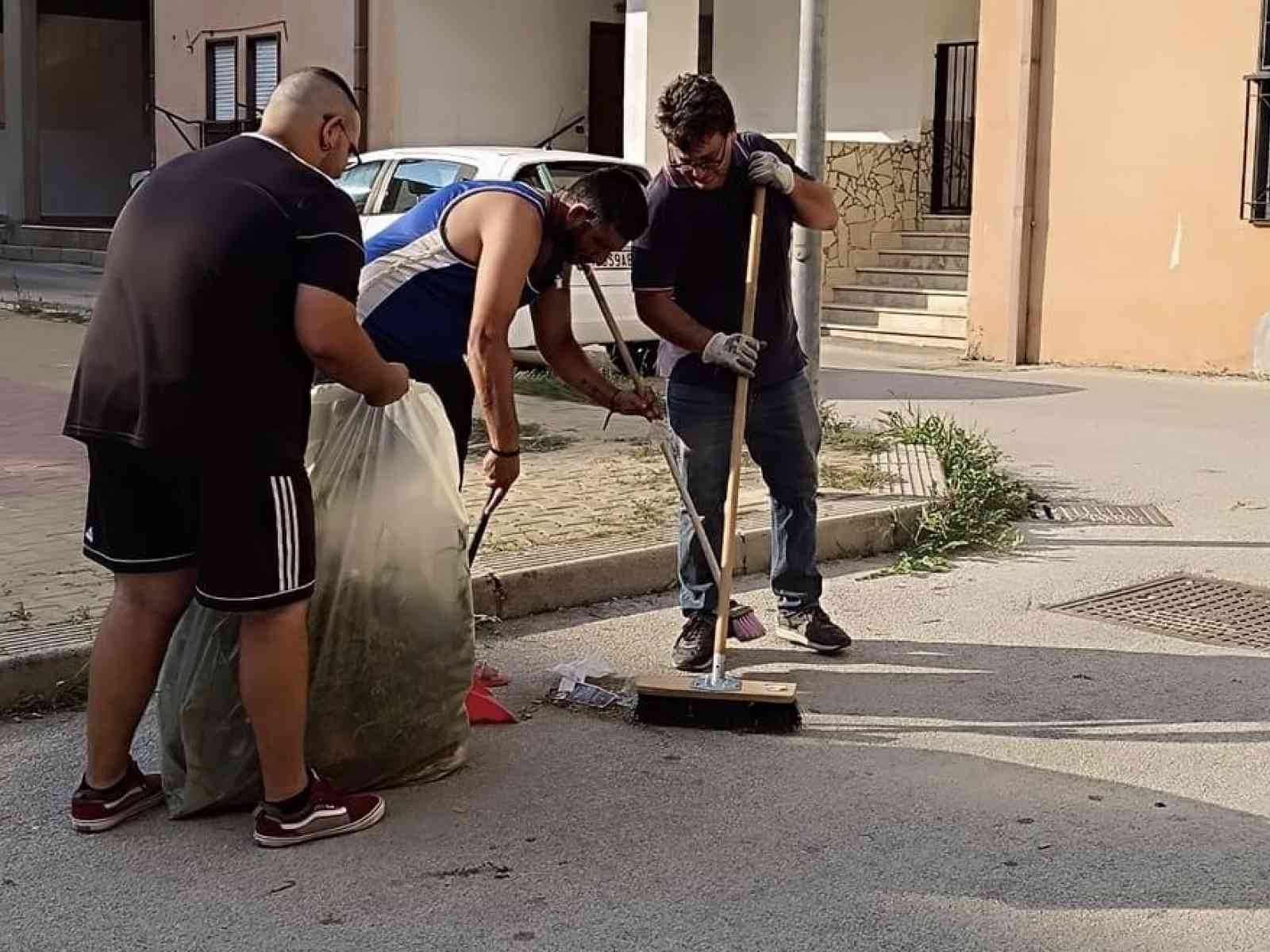 Immagine articolo: Menfi, volontari in azione tra avvitatori, rastrelli e scope. Clemente fa squadra e i cittadini rispondono presente