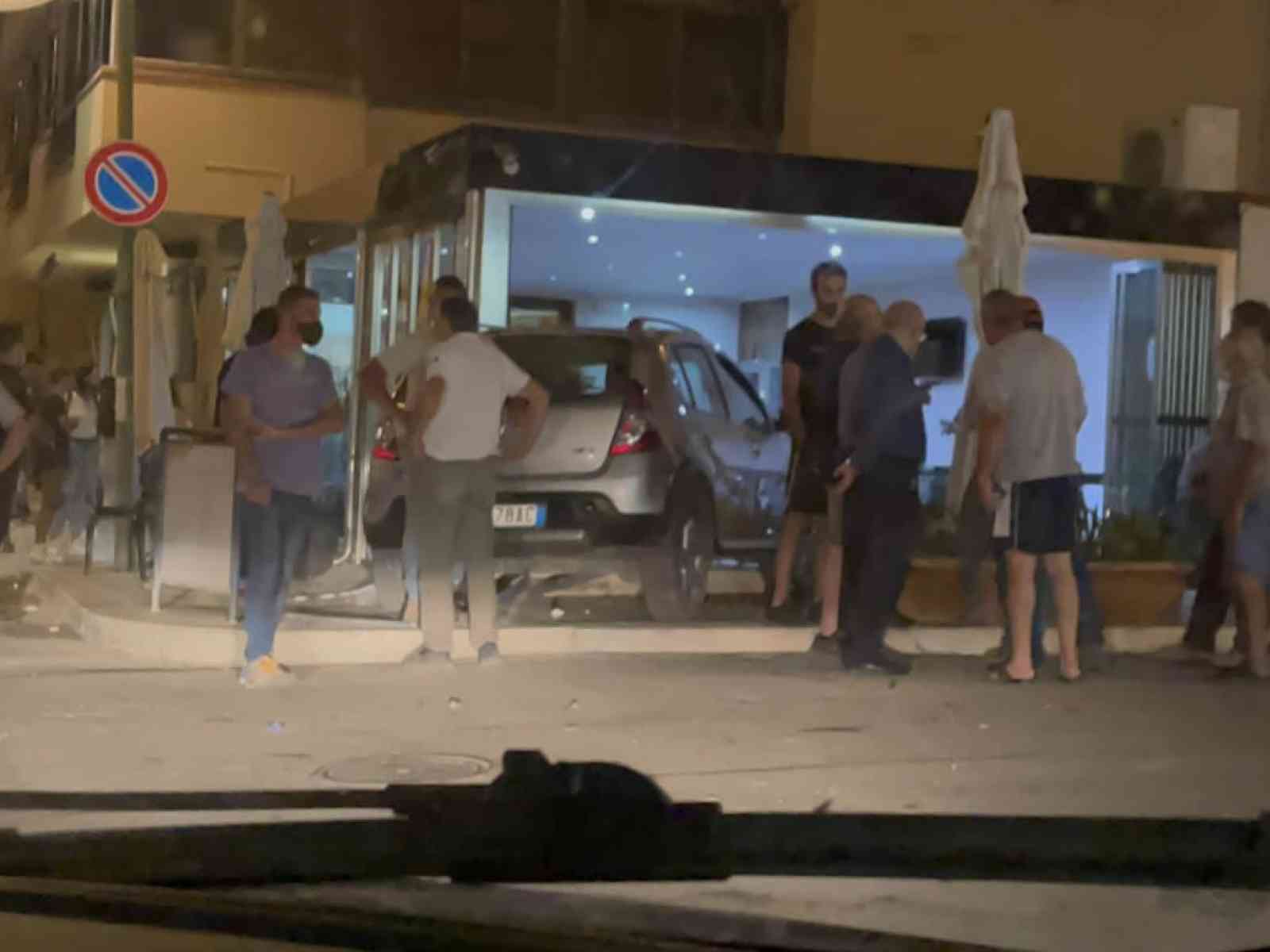Immagine articolo: Menfi, auto fuori controllo finisce la sua corsa dentro un bar