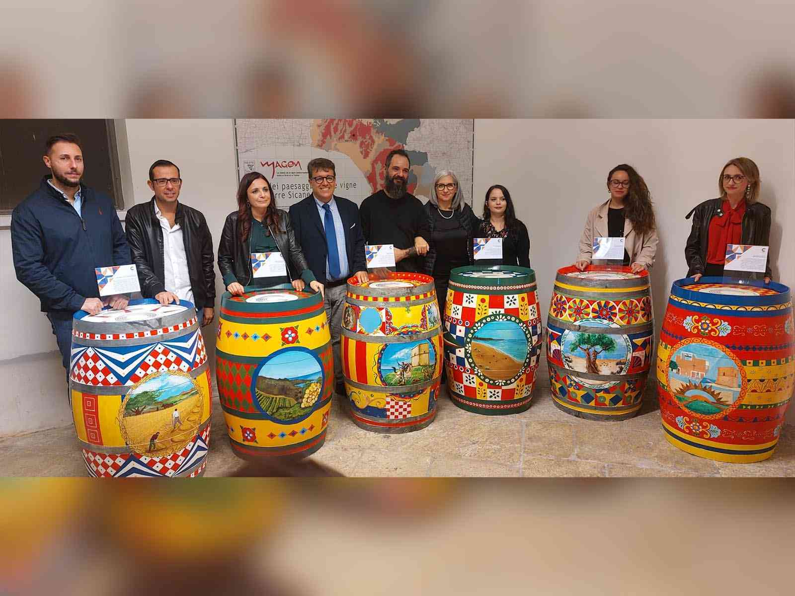 Immagine articolo: Menfi. Svelate le 6 botti realizzate dagli artisti menfitani. Saranno esposte nei locali che le hanno “adottate“