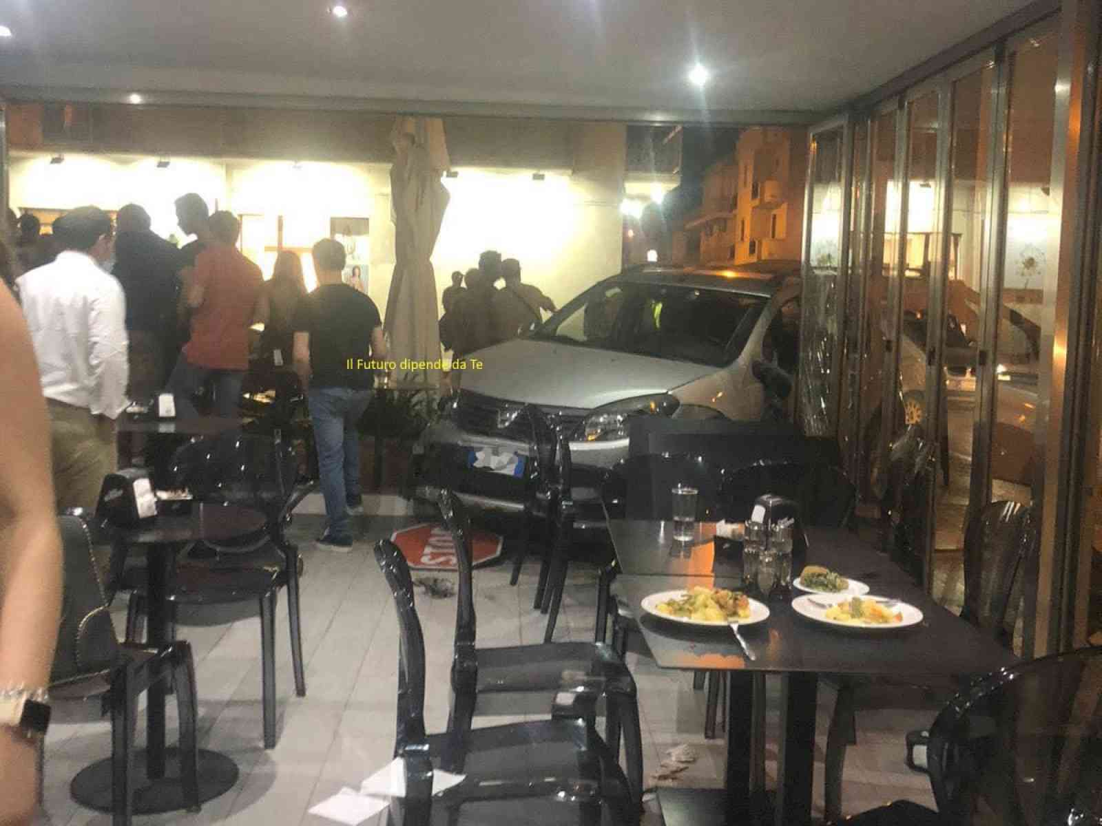 Immagine articolo: Menfi, auto fuori controllo finisce la sua corsa dentro un bar