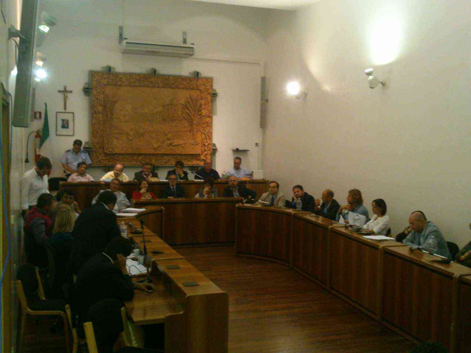 Immagine articolo: Menfi, minoranza consiliare presenta una mozione per revocare le maggiorazioni di indennità e gettoni di presenza