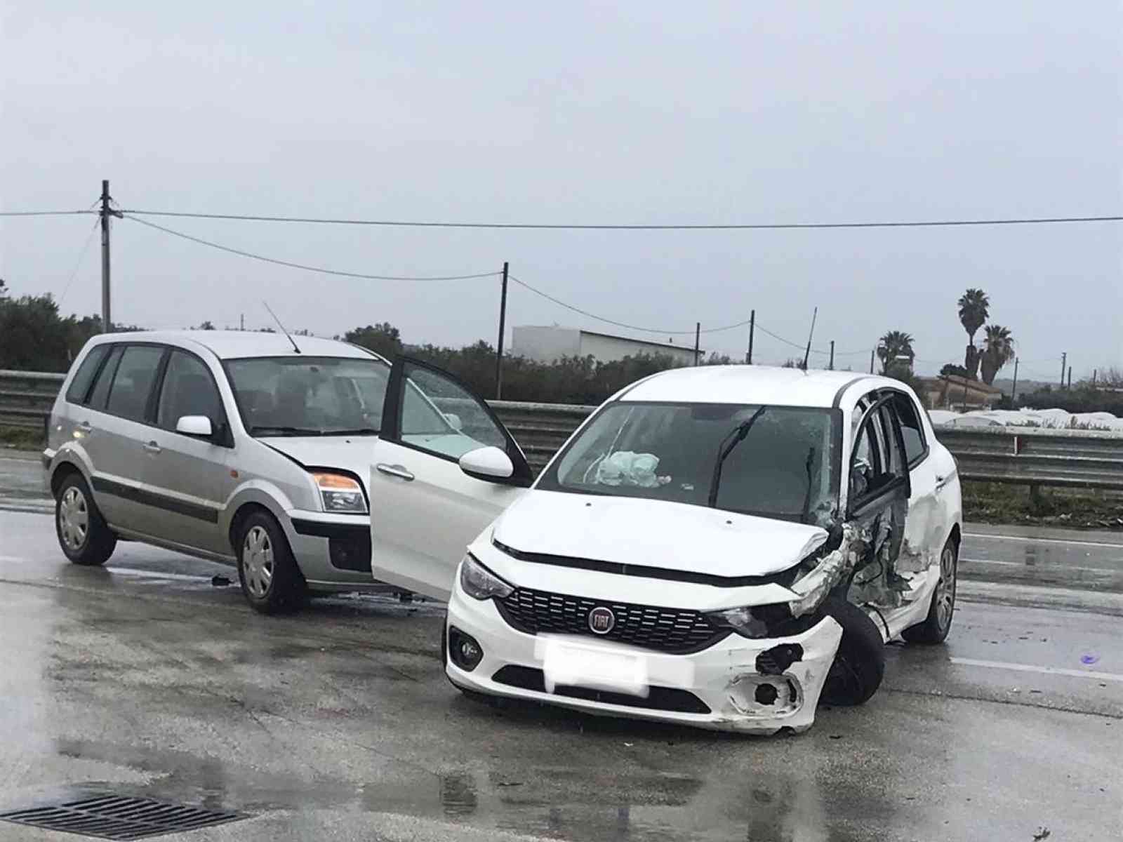 Immagine articolo: Grave scontro tra quattro auto sulla S.S. 115. Feriti due menfitani. Sul posto Vv del Fuoco e Polizia