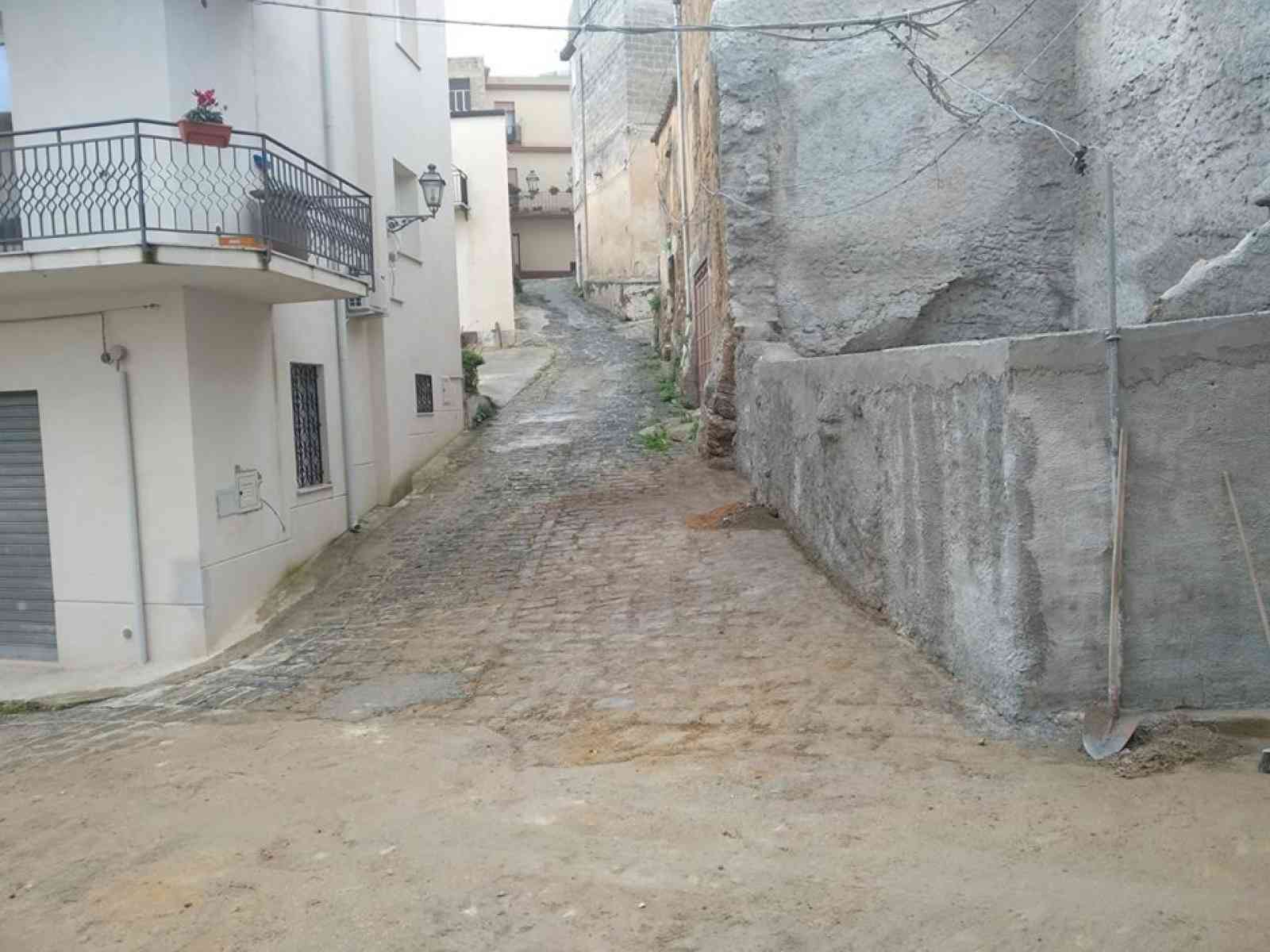 Immagine articolo: Sambuca di Sicilia, torna transitabile la via Conceria.Eliminato l'edificio pericolante