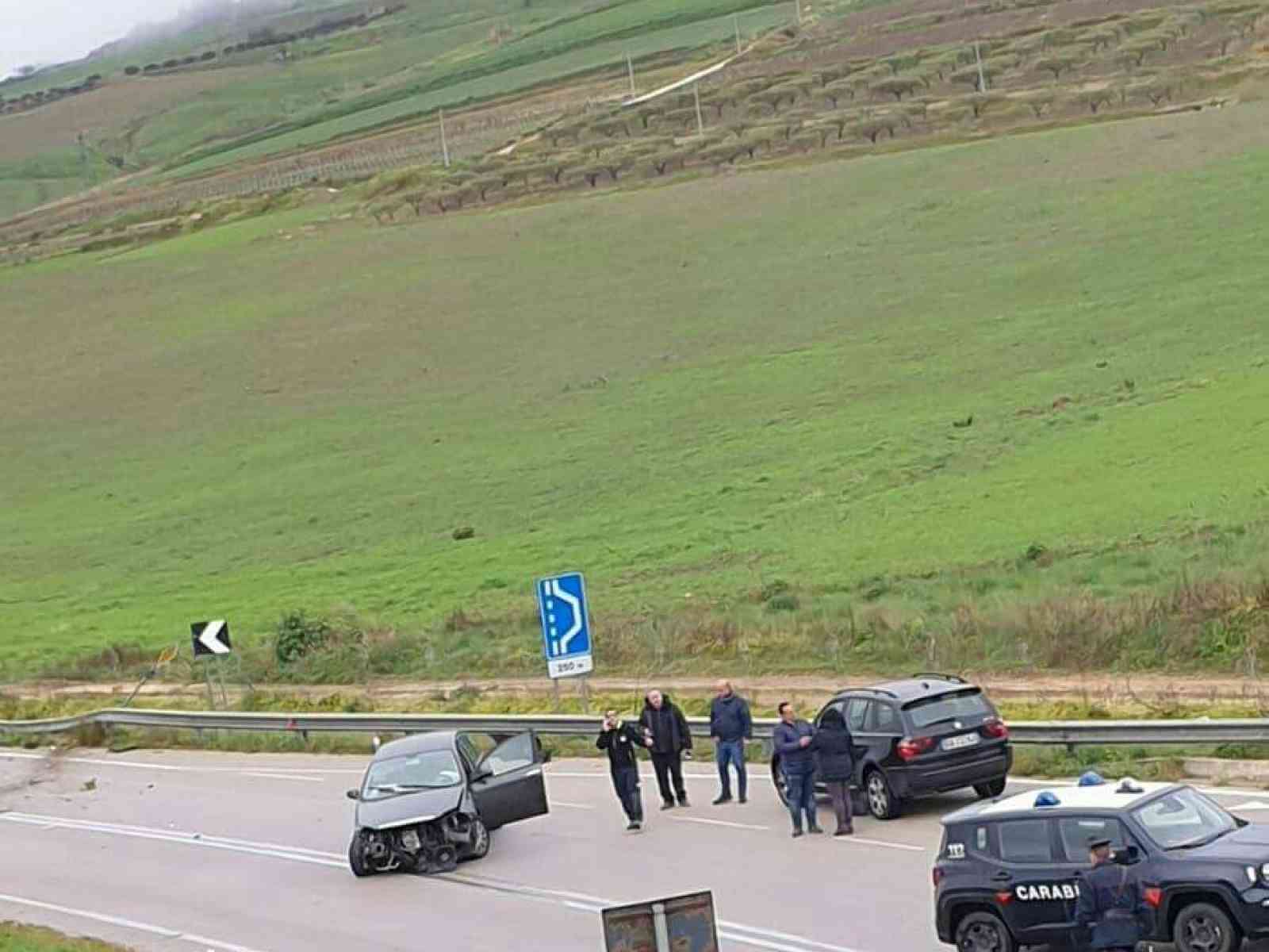 Immagine articolo: Bivio Gulfa. Incidente stradale sulla fondovalle Sciacca Palermo. Sul posto i Carabinieri
