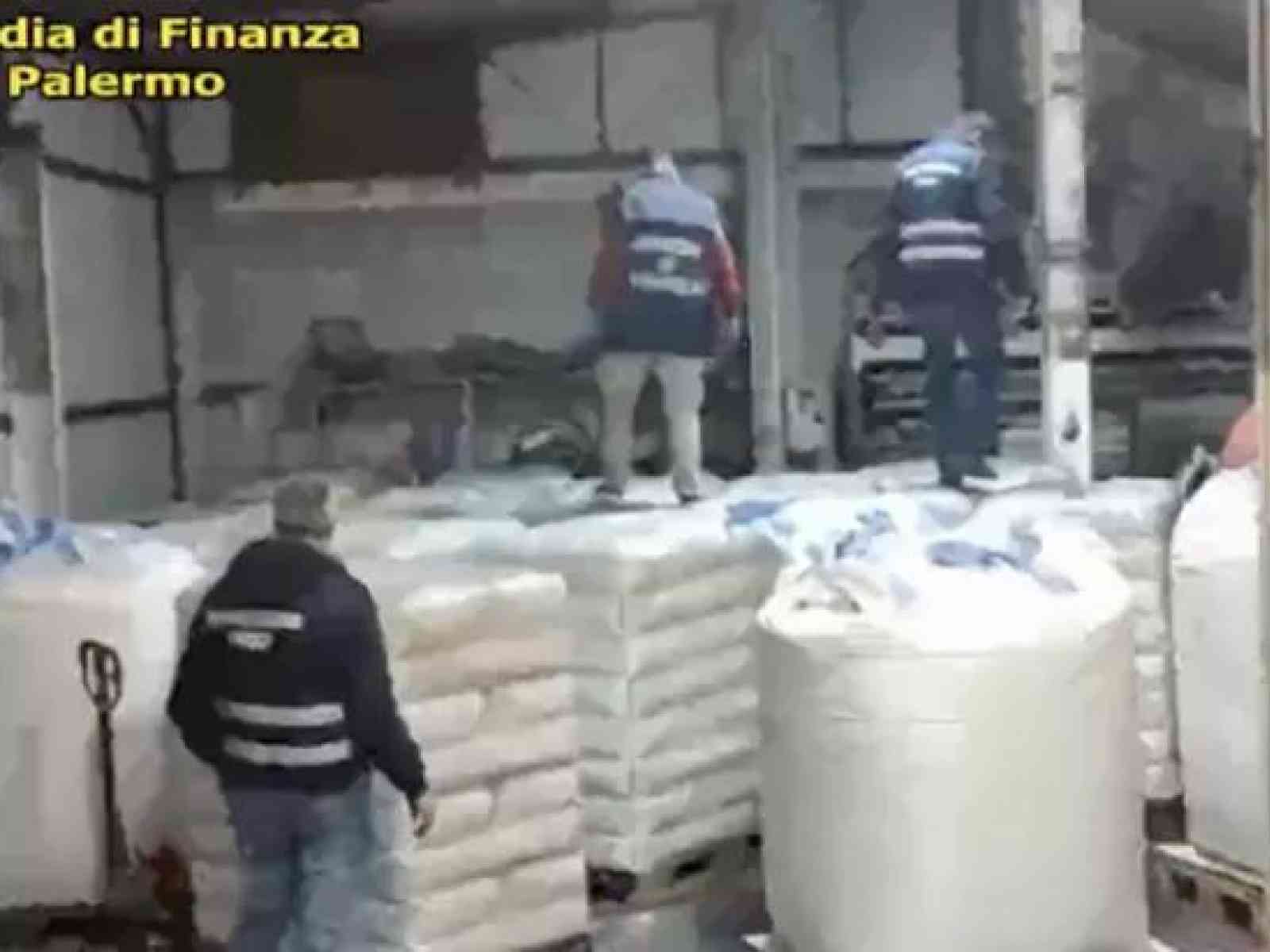 Immagine articolo: Vino fatto con acqua e zucchero, cinque arresti a Partinico. Il vino contraffatto venduto con false etichette in tutt’Italia, sequestrate diverse aziende vinicole.