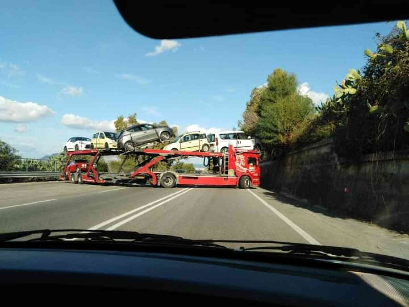 Immagine articolo: Inversione di marcia di una bisarca sullo scorrimento veloce Sciacca - Palermo
