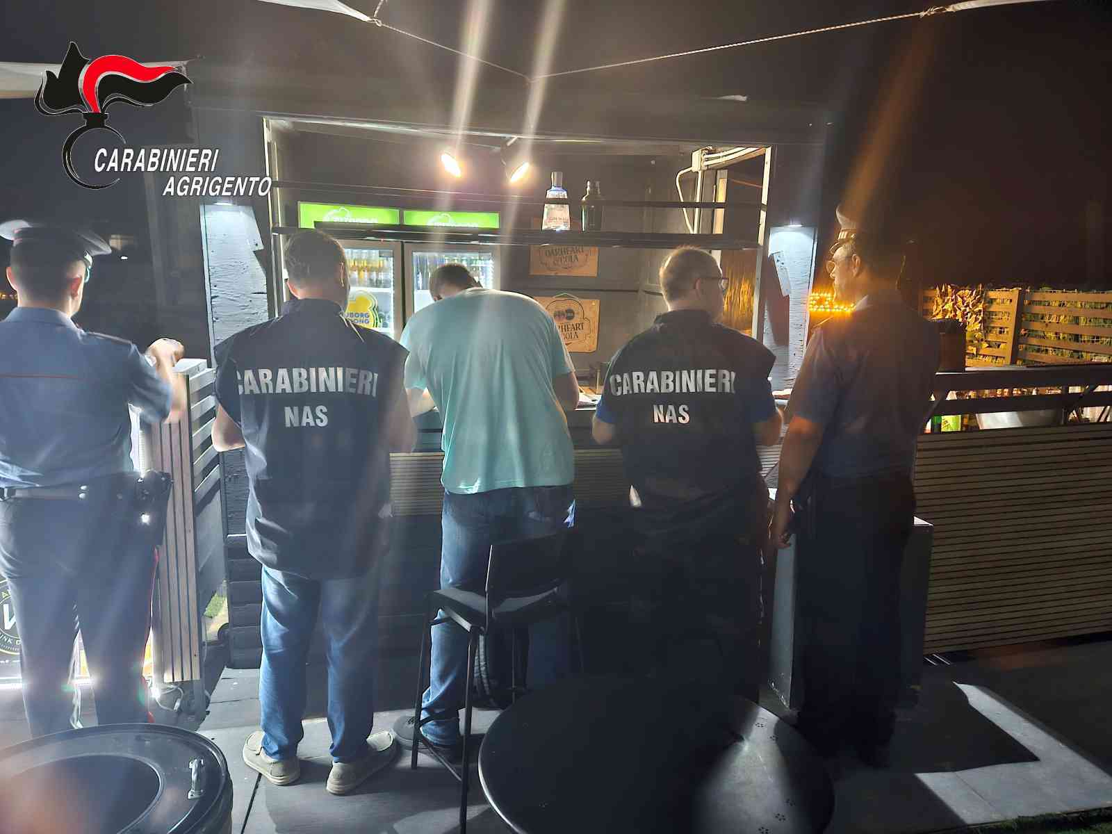 Immagine articolo: Porto Palo. Controlli dei Carabinieri, 2 patenti ritirate e sospensione di uno stabilimento balneare