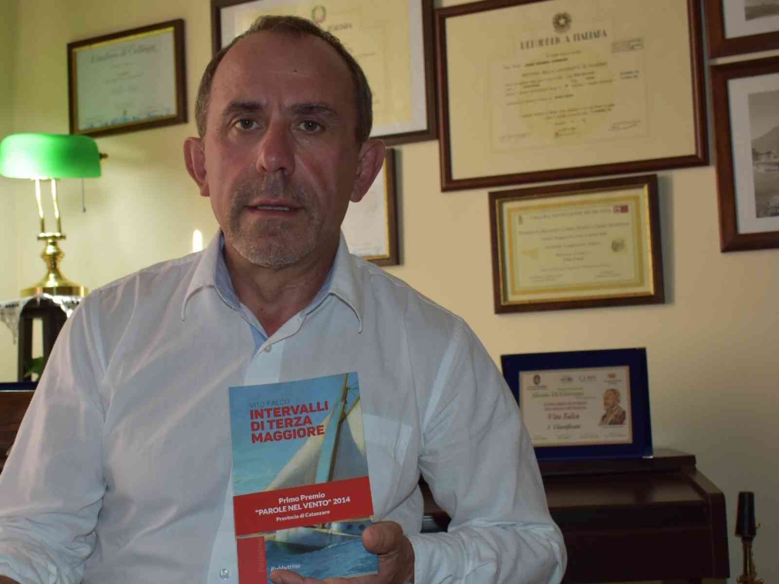 Immagine articolo: Il libro “Caramelle carruba“ in finale al  Premio Internazionale di Letteratura “Città di Como“. Intervista all'autore Vito Falco