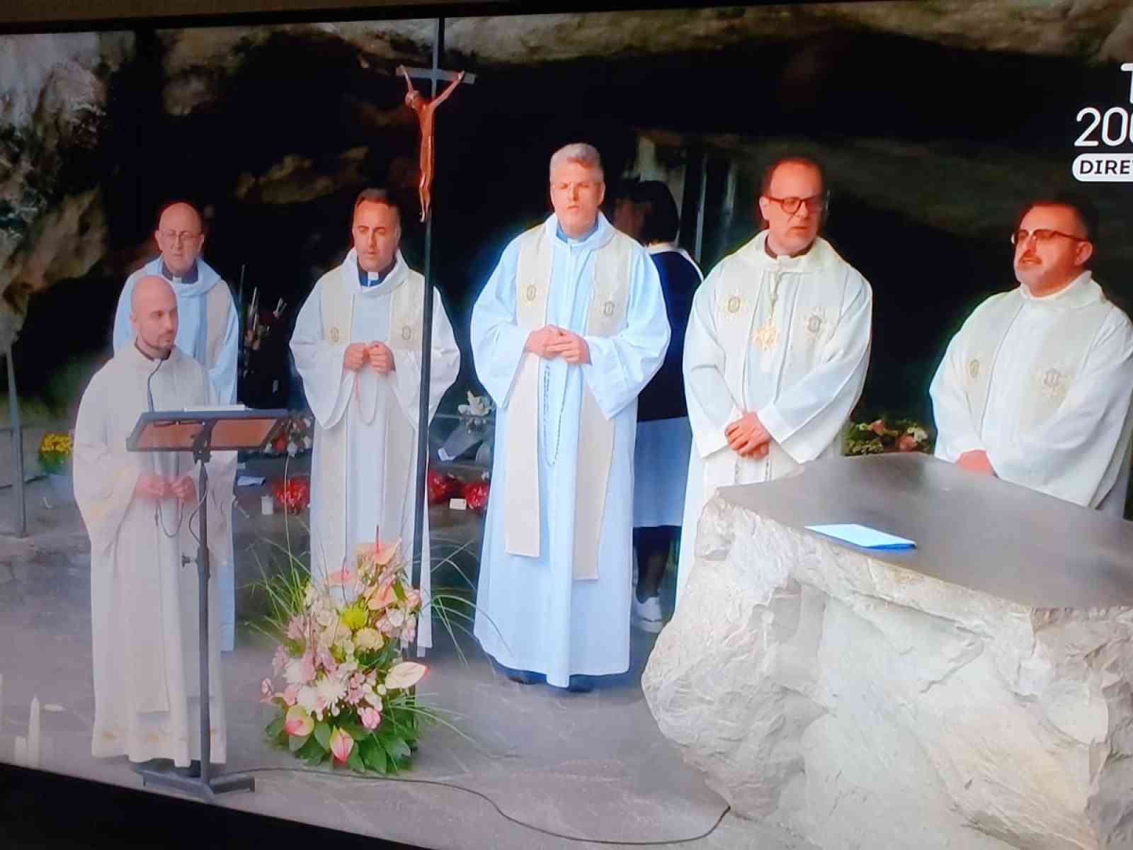 Immagine articolo: Pellegrini menfitani su Tv2000 per la preghiera dalla grotta di Lourdes