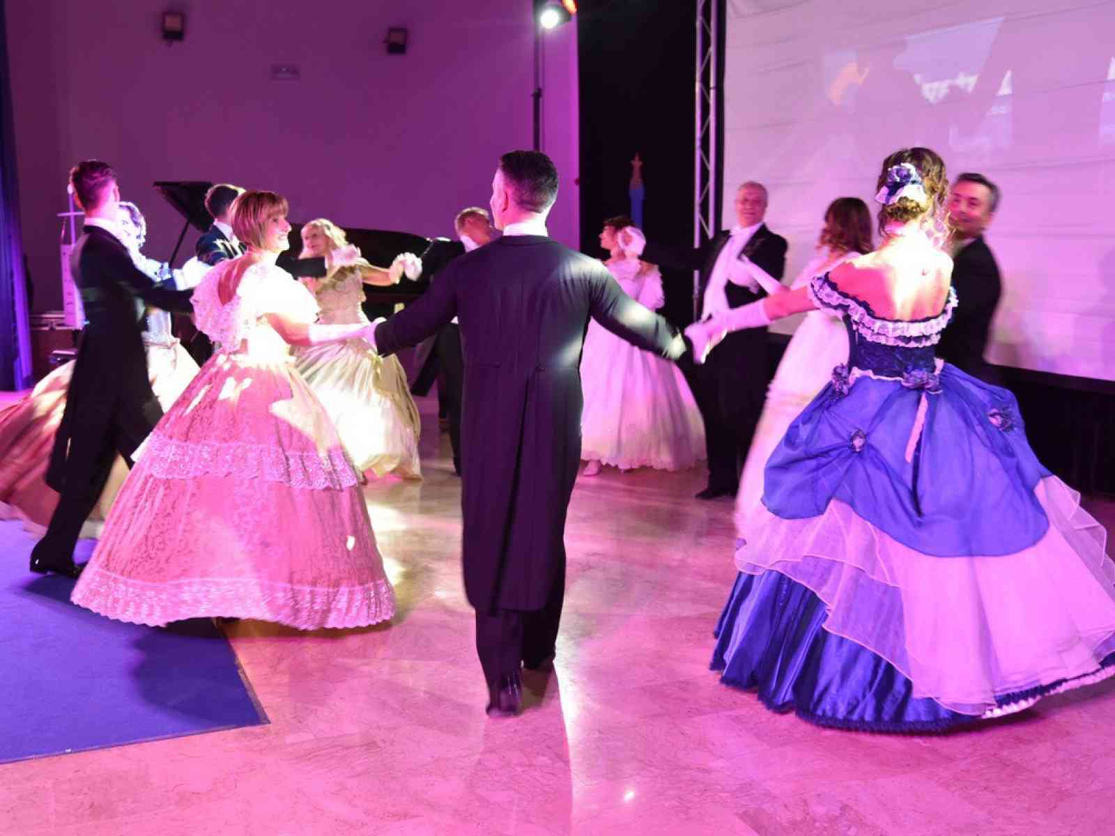 Immagine articolo: Successo di pubblico, emozioni e spettacolo per la quinta edizione del Premio Eccellenze Selinunte Valle del Belìce. Premiata anche la coppia margheritese campione di ballo composta da Antonino Barbera e Rita La Sala