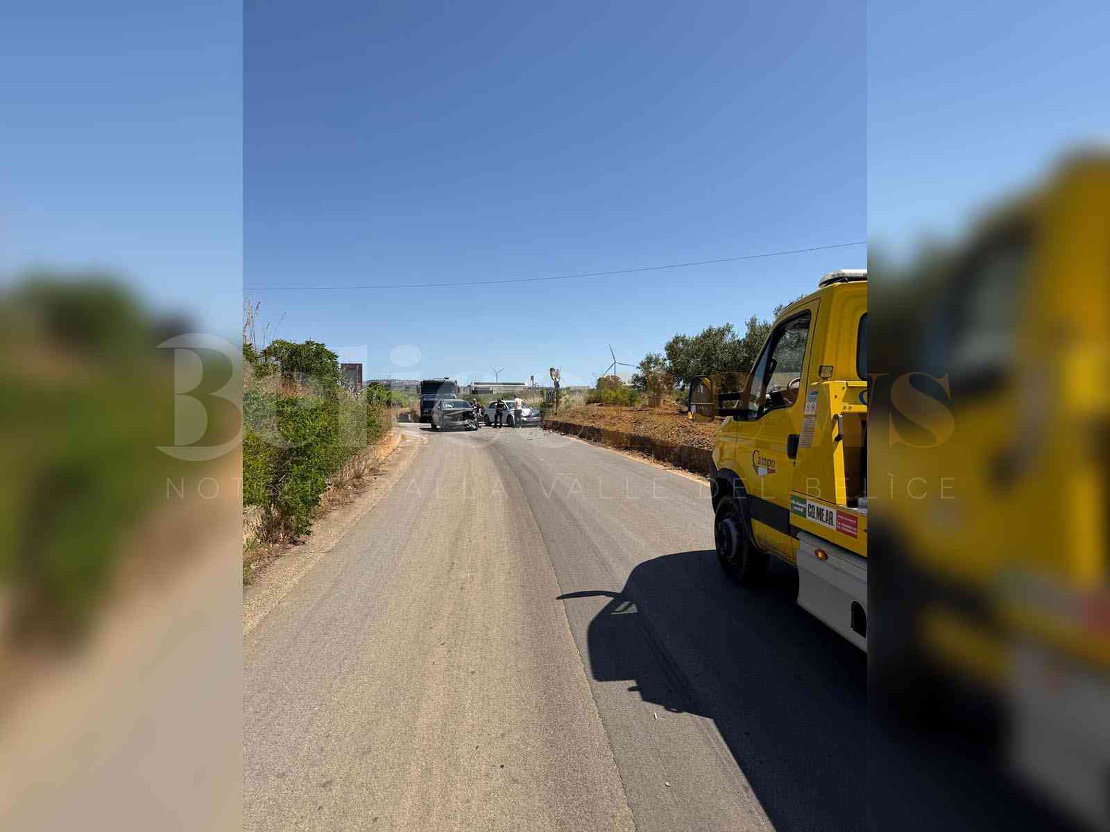 L'operazione di rimozione dei mezzi da parte del carro attrezzi dell'Autocarrozzeria Campo