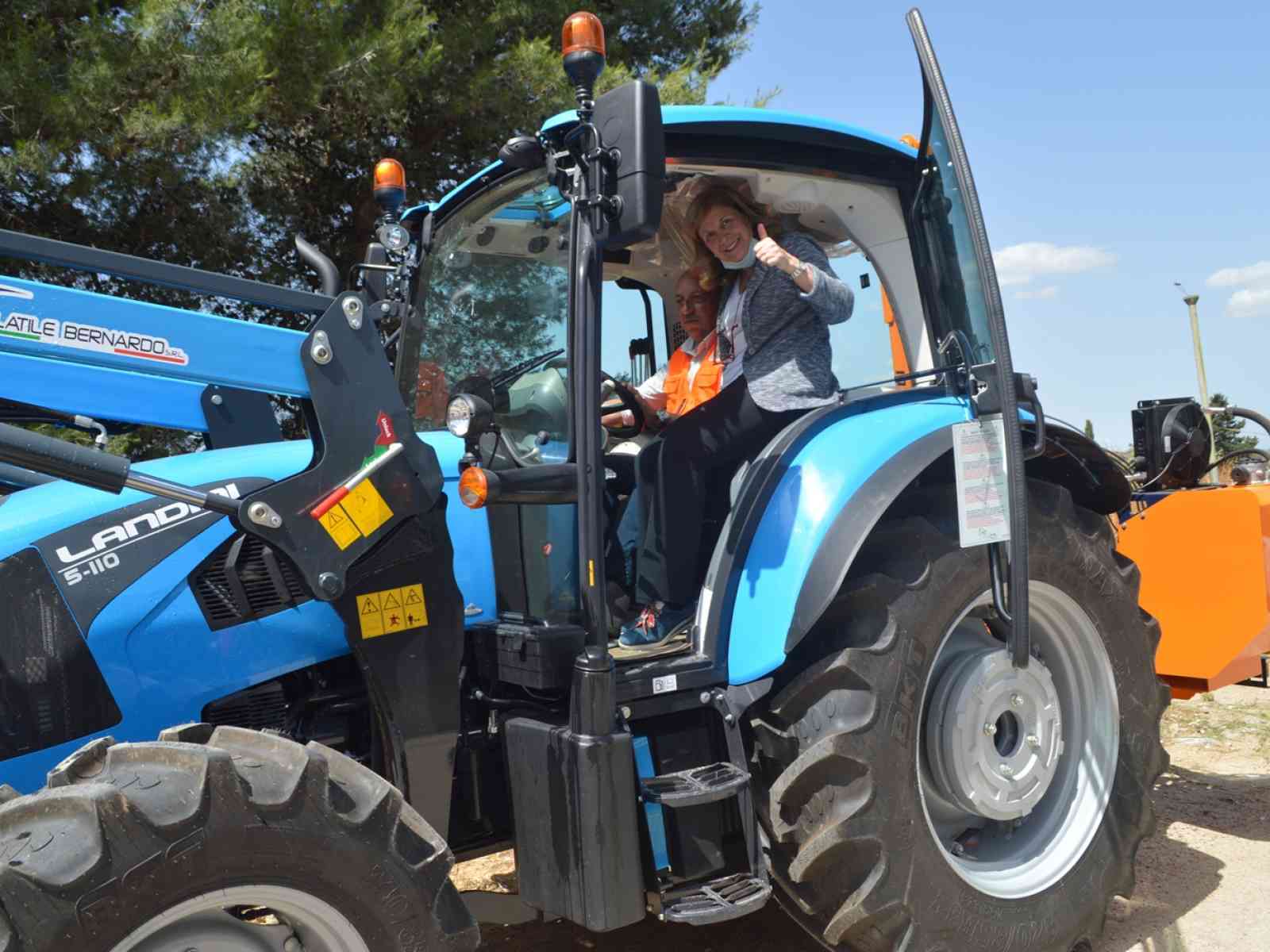 Immagine articolo: Montevago, inaugurato nuovo mezzo dell’Esa per ripulire il paese dalle erbacce
