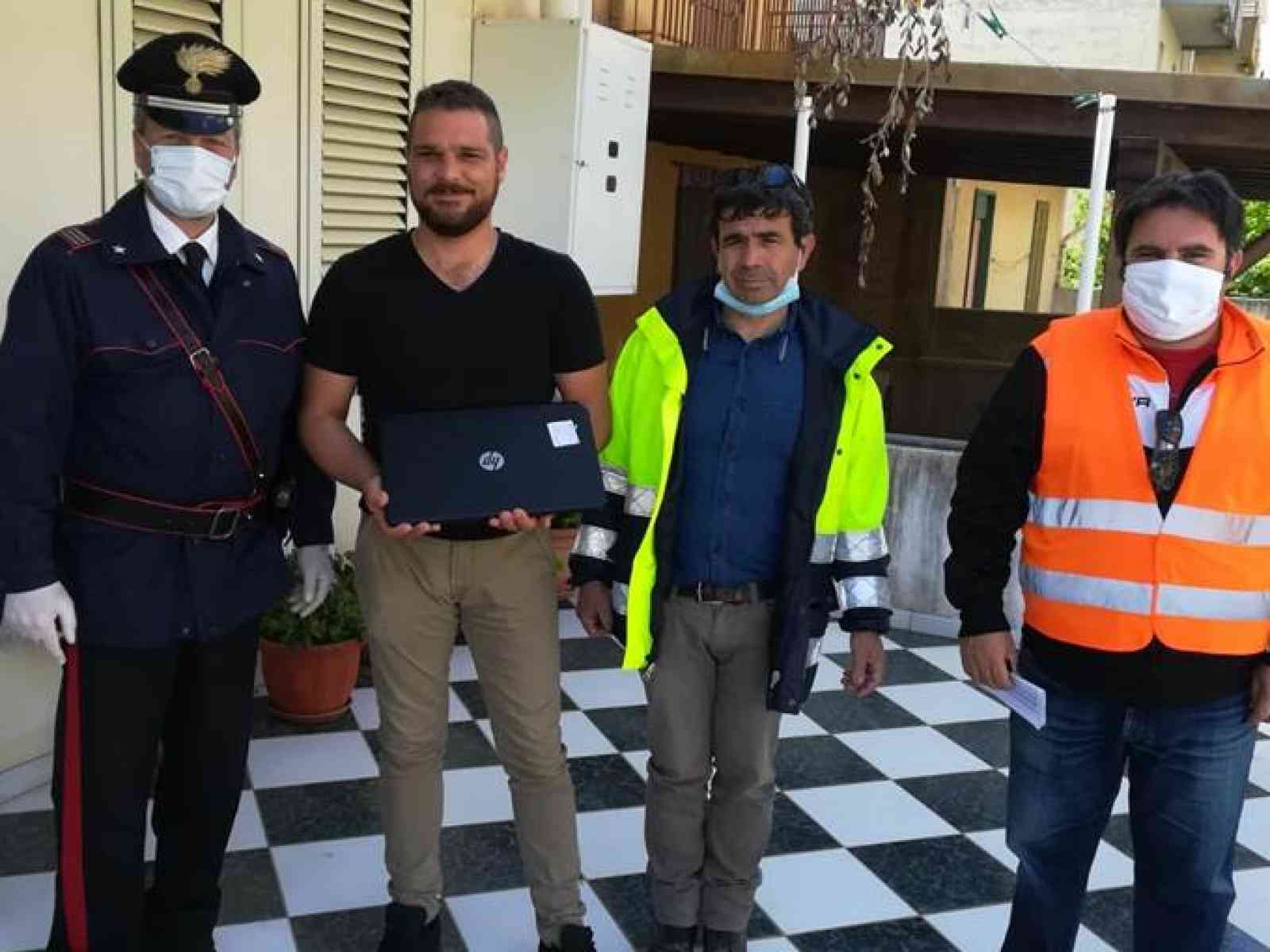 Immagine articolo: Salaparuta, Carabinieri consegnano pc agli studenti per la didattica a distanza