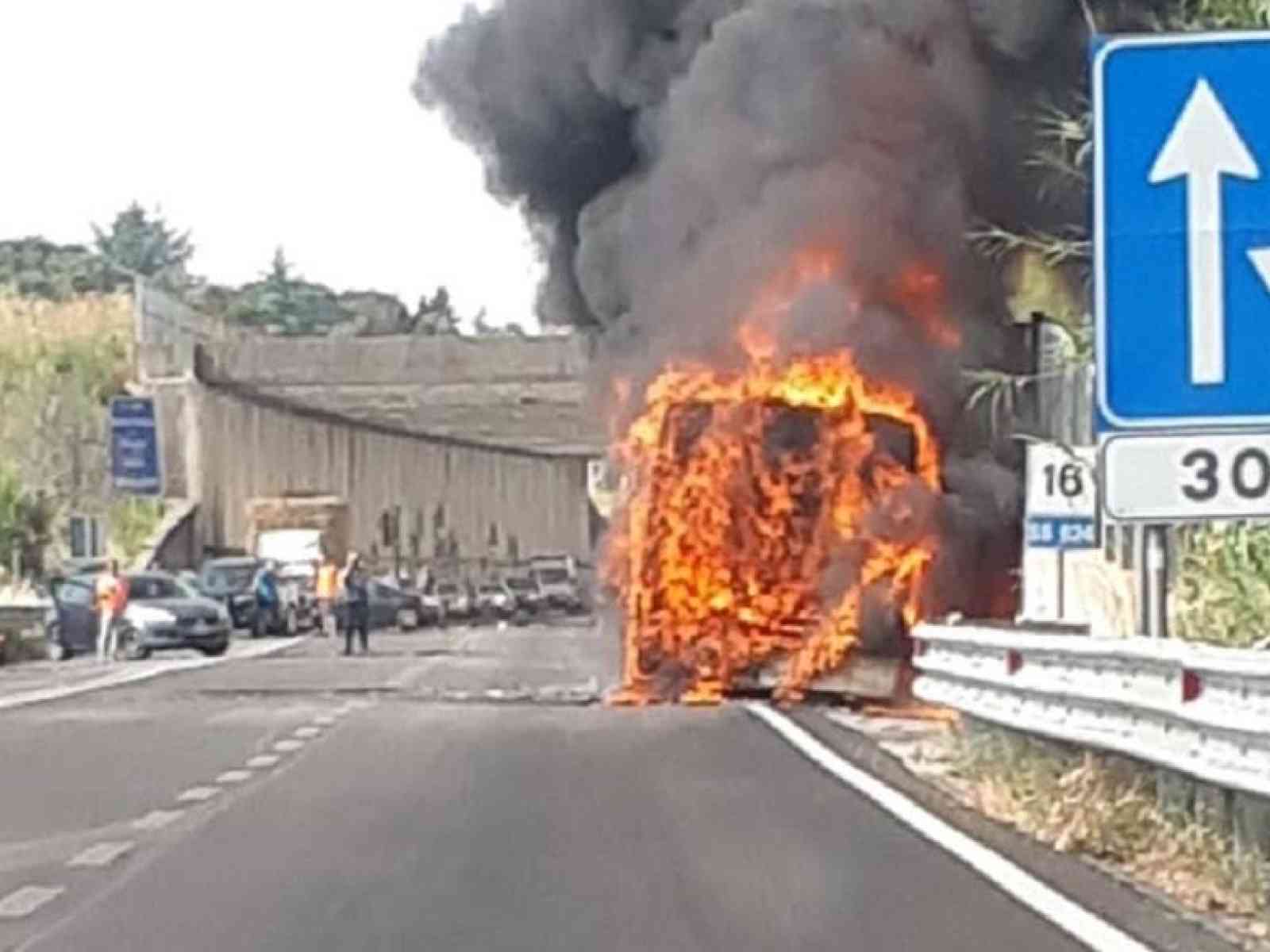 Immagine articolo: Pullman dell'Ast distrutto dalle fiamme sulla Palermo Sciacca. Scongiurata la tragedia