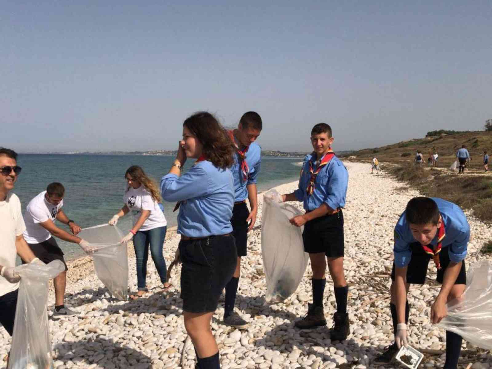 Immagine articolo: Menfi. Giornata ecologica a Bertolino: raccolti oltre cento sacchi di rifiuti sulla spiaggia