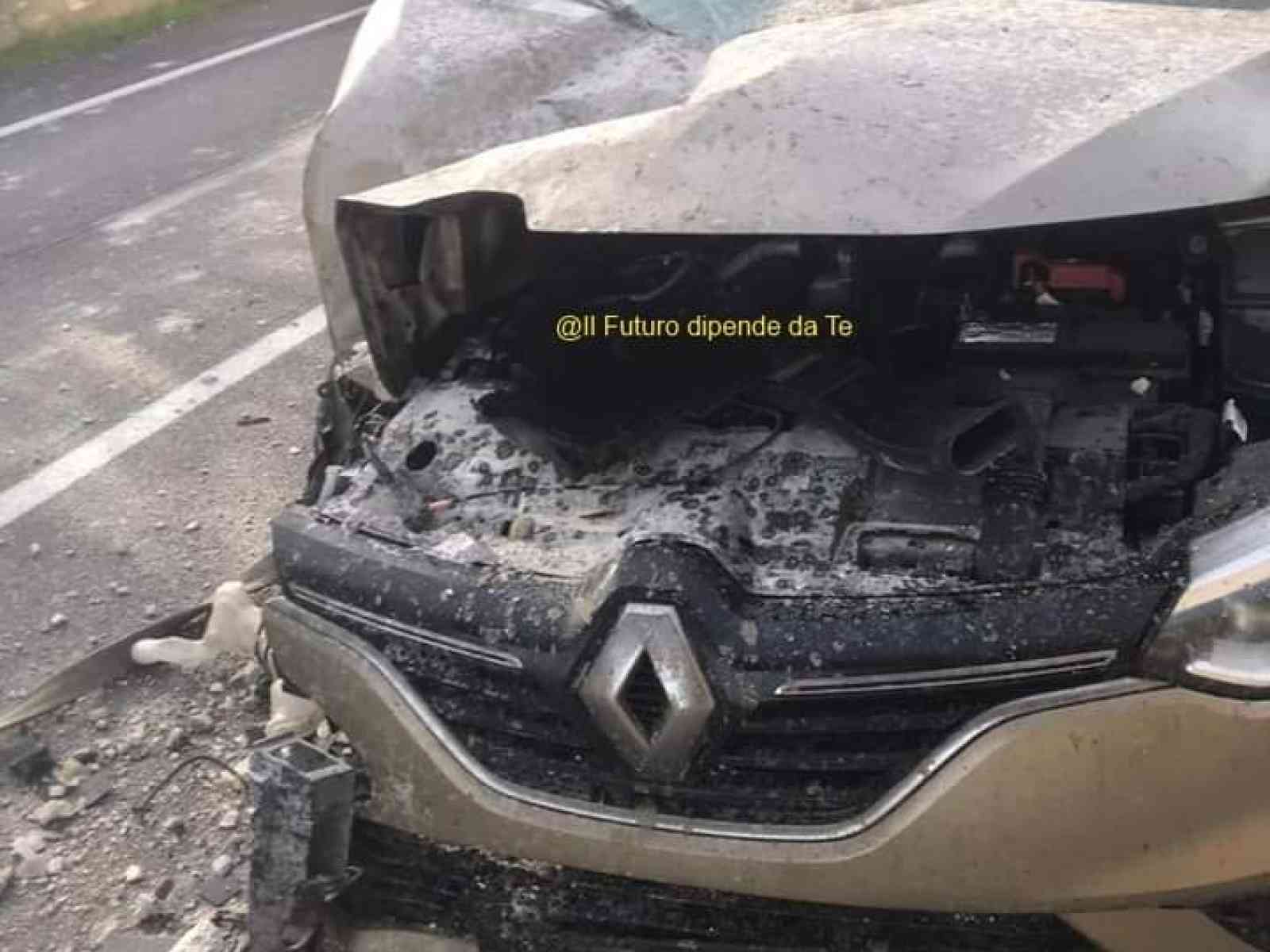 Immagine articolo: Fondovalle Sciacca -Palermo, spaventoso incidente: autogru impatta su cavalcavia e precipita su auto che proseguiva sulla stessa direzione. Ci sono dei feriti.