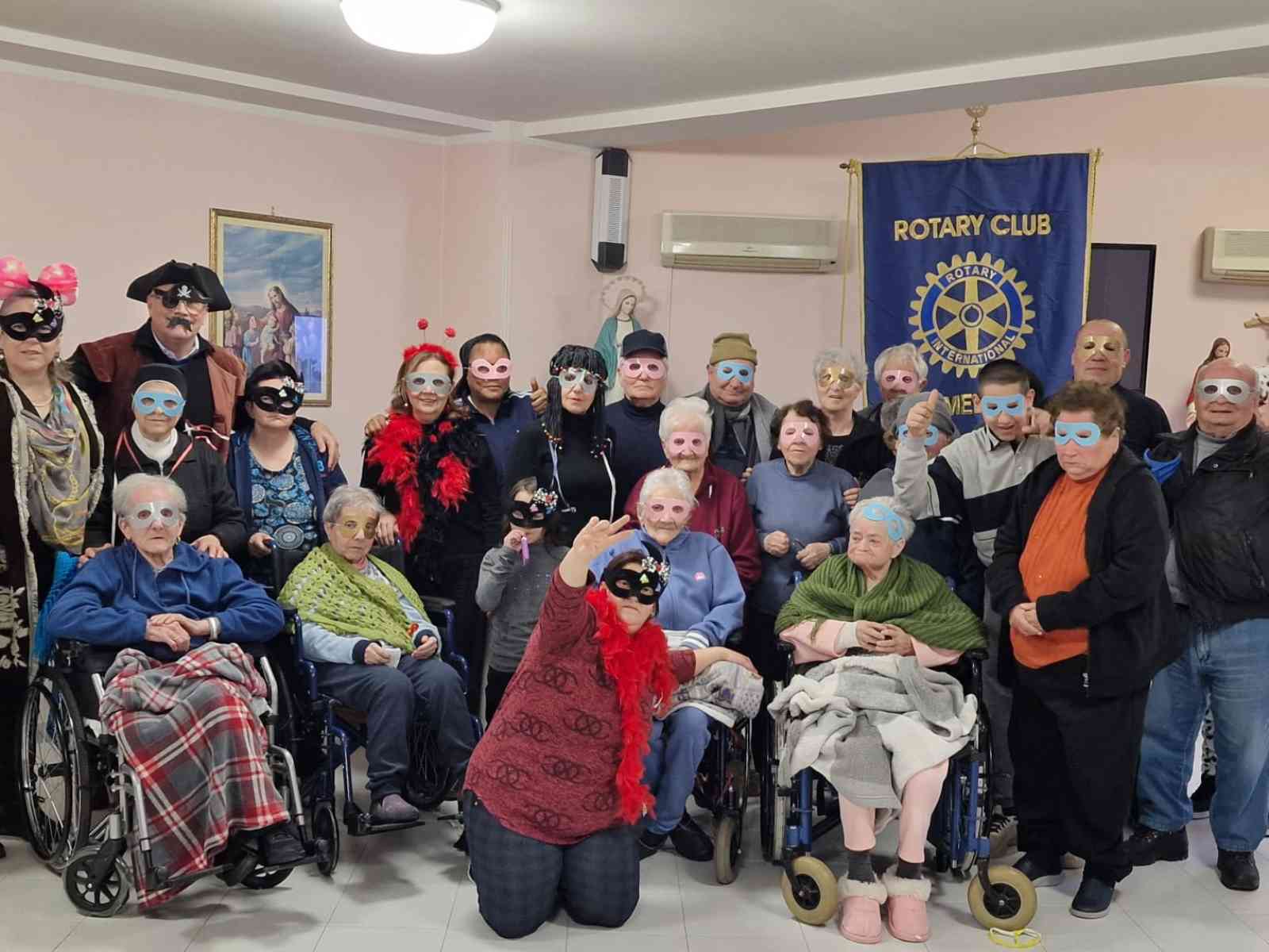Immagine articolo: Santa Margherita. Carnevale, anziani in festa tra maschere e “chiacchiere“