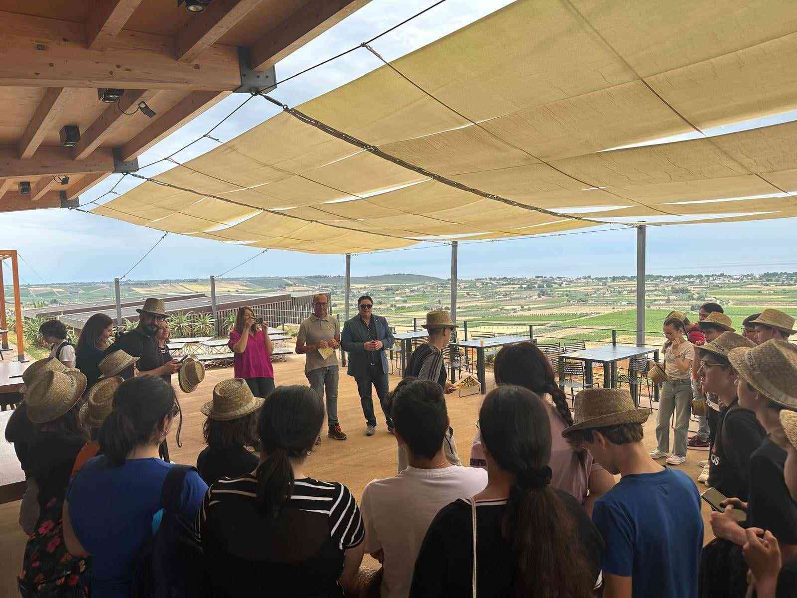 Immagine articolo: Gli studenti di Menfi alla scoperta della viticoltura. Successo per il progetto Kiwanis “AgriCultura, insieme con gli Studenti per una filiera di Valori“